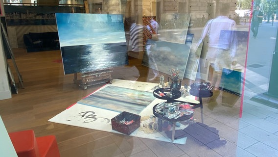 Hinter dem Schaufenster befindet sich eine Leinwand auf dem Boden des offenen Ateliers von Jeannine Platz © NDR.de Foto: Mathias Heller