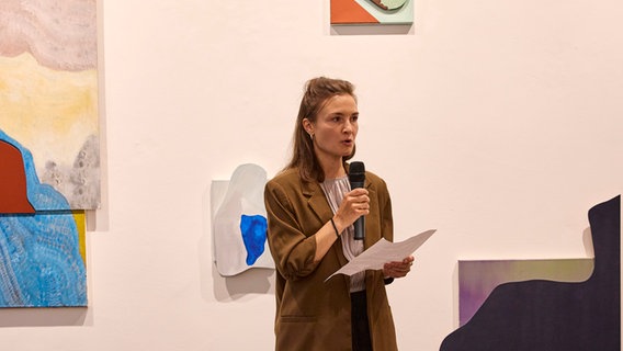 Lucia Kaufmann in ihrer Hamburger Galerie Hyle vor einigen abstrakten Kunstwerken © Lucia Kaufmann 