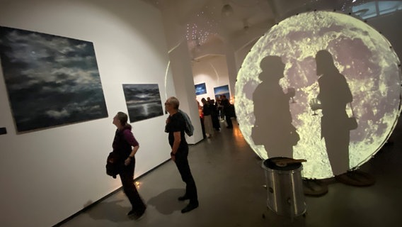 Besucher in der Ausstellung "Die Nacht im Glanz" © NDR.de Foto: Mathias Heller