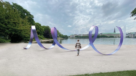 Eine lilafarbene gelockte Skulptur steht nahe der Binnenalster © Hannah Rath und Franziska Opel 