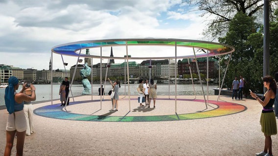 Eine Buntglasskulptur in Regenbogenfarben steht nahe der Binnenalster © Studio Other Spaces - Sebastian - Behmann und Olafur Eliasson 