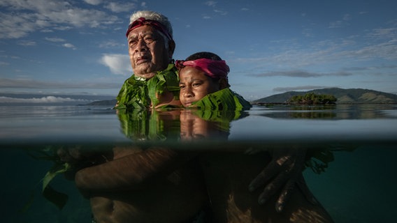 World Press Photo 2024, Southeast Asia and Oceania, Singles, Fighting, Not Sinking, Eddie Jim, for Sydney Morning Herald © Morning Herald/Stiftung Historische Museen Hamburg Foto: Morning Herald