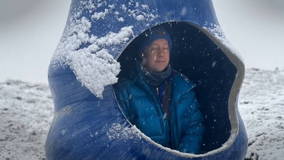 Jeppe Hein sitzt in einer blauen Skulptur © NDR Screenshot 