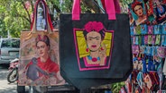 Mehrere bunte Taschen mit Abbildungen der mexikanischen Künstlerin Frida Kahlo © Jair Cabrera Torres/dpa +++ dpa-Bildfunk +++ Foto: Jair Cabrera Torres