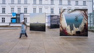 Vor dem Pommerschen Landesmuseum stehen große Kopien von Gemälden von Caspar David Friedrich. © picture alliance/dpa | Stefan Sauer Foto: Stefan Sauer