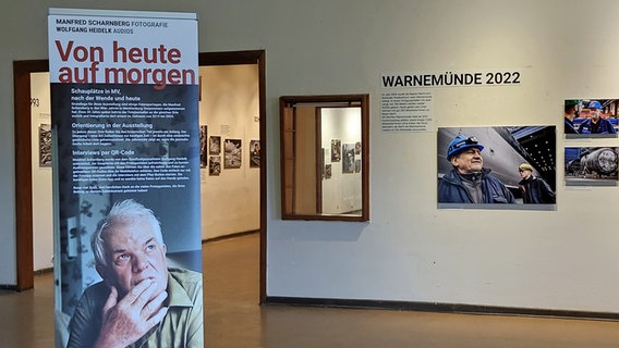 Ausstellungsbanner vor dem Eingang der Kulturhaus Mestlin © NDR.de Foto: Carlo Ihde