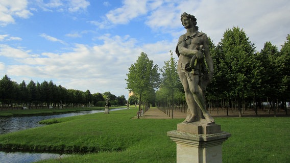 Balthasar Permoser-Figur im Schweriner Schlossgarten © NDR.de Foto: Axel Seitz