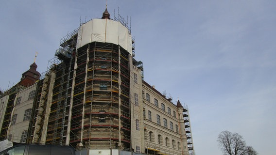 Das Güstrower Schloss, neusanierte Fassade der Südseite © NDR Foto: Axel Seitz