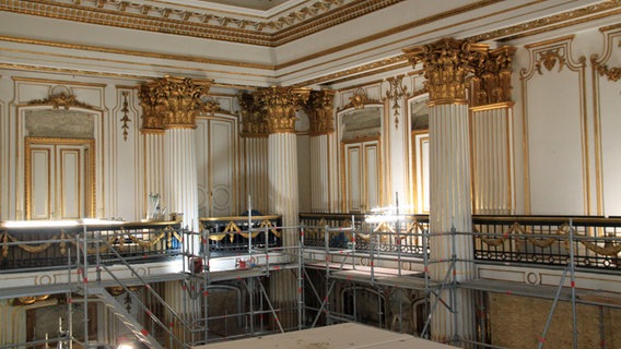 Ein Baugerüst steht im Goldenen Saal von Schloss Ludwigslust © NDR / Axel Seitz 