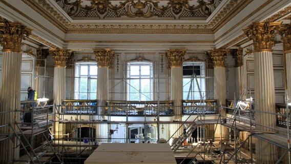 Ein Baugerüst steht im Goldenen Saal von Schloss Ludwigslust © NDR / Axel Seitz 