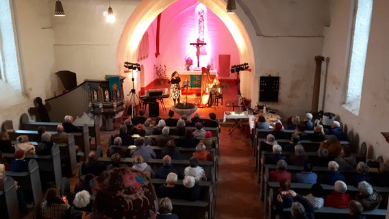 Blick in eine gefüllte Kirche von der Empore © Familie Karow Foto: Familie Karow