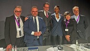 Der Geschäftsführer der documenta- Gesellschaft Andreas Hoffmann (r-l), Hessens Kunstminister Timon Gremmels (SPD), Kassels Oberbürgermeister Sven Schoeller (Grüne), Naomi Beckwith, neue künstlerische Leitung der documenta 16, Mami Kataoka und Yilmaz Dziewior, die Vertreter der Findungskommission, nehmen an einer Pressekonferenz teil. © picture alliance/dpa | Nicole Schippers Foto: Nicole Schippers