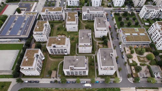 Luftaufnahme einer Neubausiedlung © Screenshot NDR 