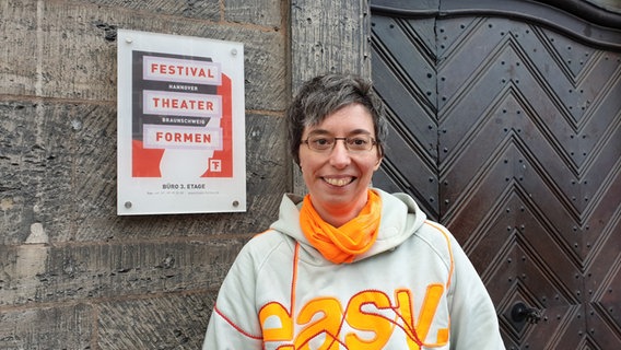 Anna Mülter, Leiterin des Festivals Theaterformen 2021, steht vor dem Büroeingang am Ballhof. © NDR Foto: Agnes Bührig