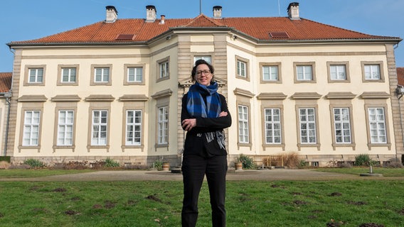 Eva Jandl-Jörg steht vor dem Museum Wilhelm Busch © picture alliance/dpa | Marco Rauch Foto: Marco Rauch