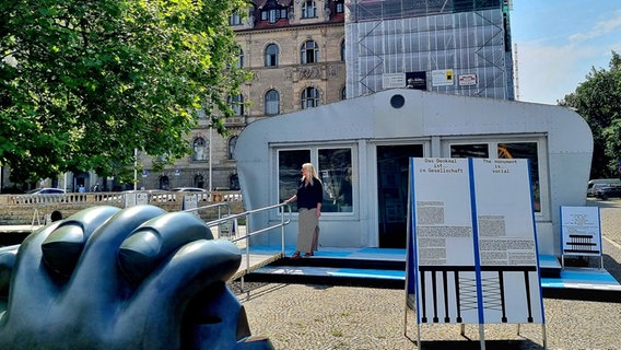 In einer Raumerweiterungshalle auf dem Trammplatz in Hannover befindet sich die Wanderausstellung zum Freiheits- und Einheitsdenkmal © Stiftung Friedliche Revolution 