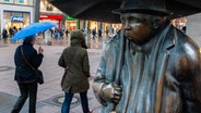 Die Skulptur "Mann mit Regenschirm" der Künstlerin Ulrike Enders in der Innenstadt Hannovers. © picture alliance / dpa | Hauke-Christian Dittrich Foto: Hauke-Christian Dittrich