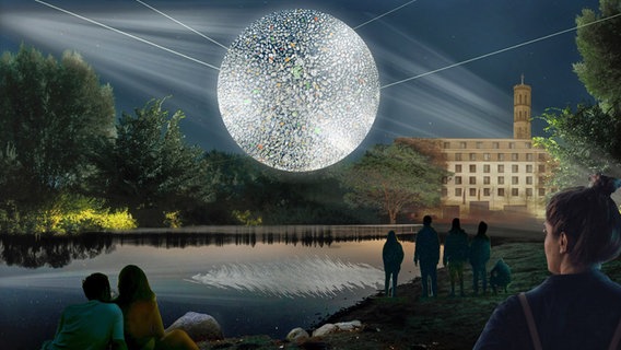 (Fotomontage) Ein aus Restplastik gestalteter Mond hängt über einem Gewässer © Luzinterruptus 