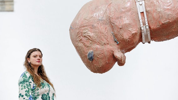 Die Künstlerin Sophia Süßmilch steht in ihrer Installation "Dann werde ich pusten und blasen und dein Haus in die Luft jagen" © picture alliance/dpa | Friso Gentsch Foto: Friso Gentsch