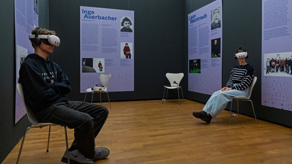 Ein Schüler und eine Schülerin sitzen mit VR-Brille in einer Ausstellung. © Landesmuseum Hannover 