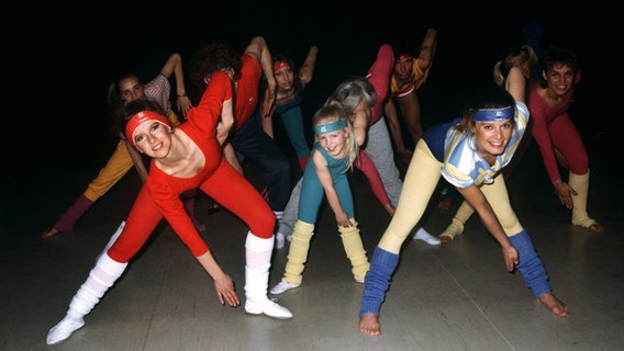 Tanzende im Aerobic-Outfit der 80er-Jahre. © picture-alliance / dpa Foto: Eva von Maydel