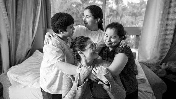 Children and an older woman hug © Magalí Druscovich Photo: Magalí Druscovich