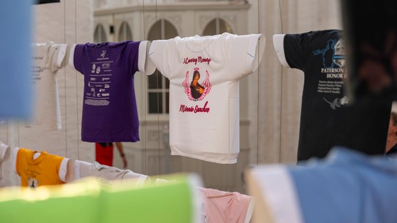 T-Shirts hängen in einer Kirche © André Leisner, photography leisner Foto: André Leisner