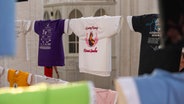 T-Shirts hängen in einer Kirche © André Leisner, photography leisner Foto: André Leisner