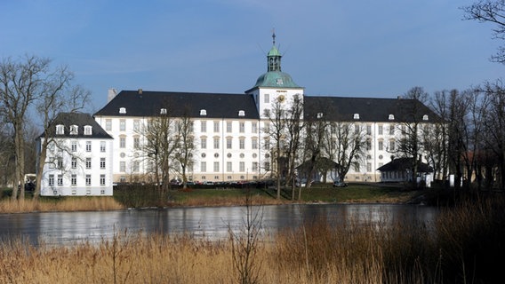 Das Schloss Gottorf vor einem Gewässer. © dpa Foto: Carsten Rehder