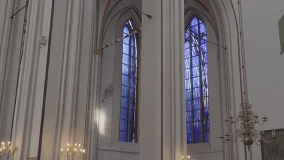 Blaue Kirchenfenster © NDR Screenshot 