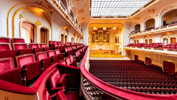 Ein Blick vom Rang der leeren Laeiszhalle Richtung Bühne. © Thies Rätzke 