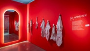 Ansicht der Ausstellung "Läuft. Die Ausstellung zur Menstruation" im Museum Europäischer Kulturen in Berlin © Staatliche Museen zu Berlin, Museum Europäischer Kulturen Foto: Christian Krug