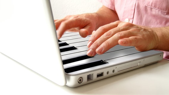 Laptop mit Klaviertastatur (Montage) © fotolia Foto: buffalo66