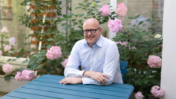 Leonhard Dobusch lächelt in die Kamera © Jana Madzigon Foto: Jana Madzigon