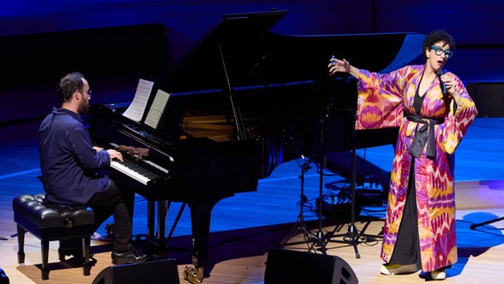 Pianist Igor Levit und Sängerin Efrat Alony spielen auf der Bühne der Elbphilharmonie. © Georg Wendt/dpa 