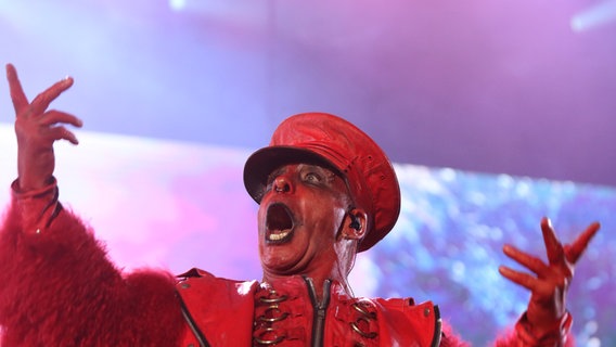 Rammstein-Frontmann Till Lindemann bei einem Auftritt mit seiner Band im Dezember 2022. © picture alliance / ZUMAPRESS.com | Ismael Rosas/ Eyepix Group Foto: picture alliance / ZUMAPRESS.com | Ismael Rosas/ Eyepix Group