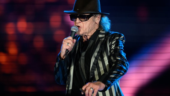 Udo Lindenberg singt in ein Mikrofon. © Robert Michael/dpa +++ dpa-Bildfunk +++ 