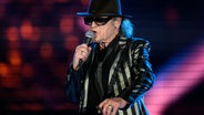 Udo Lindenberg singt in ein Mikrofon. © Robert Michael/dpa +++ dpa-Bildfunk +++ 