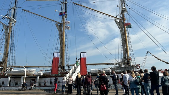 Eine Menschenschlange steht vor dem Aufgang zum Schiff "Großherzogin Elisabeth". © NDR Foto: Tom Holste