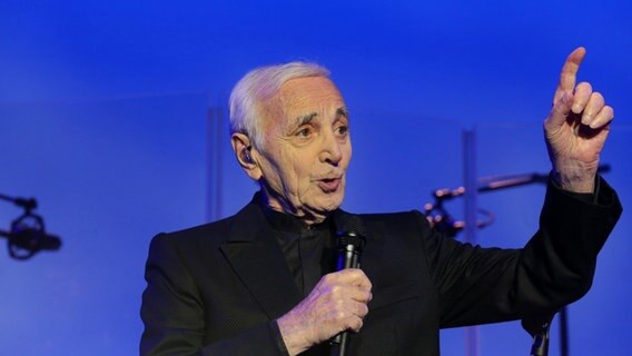 Der Chansonnier Charles Aznavour (1924-2018) während eines Konzerts 2016 in Belgium. © picture alliance Foto: Nicolas Maeterlinck