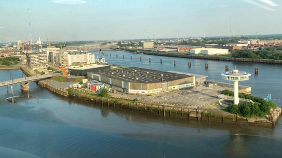 Ein Gelände in der Hafencity Hamburg auf einer Landzunge, die Baakenhöft mit einem niedrigen Gebäude und Anlegern © x 