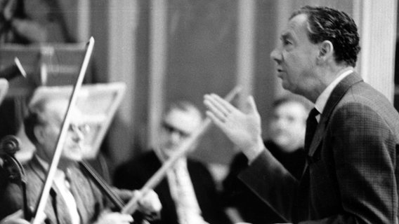 Der Komponist und Dirigent Benjamin Britten dirigiert 1968 in Ost-Berlin sein Stück "War Requiem" ©  picture-alliance / dpa 