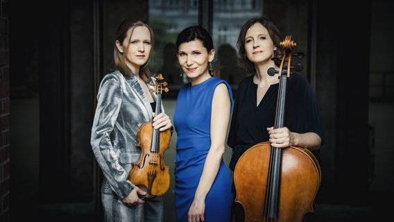 Das Klaviertrio Boulanger Trio aus Berlin, drei Frauen stehen nebeneinander. © Irène Zandel Foto: Irène Zandel