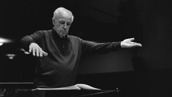 Schwarzweißaufnahme von Piere Boulez auf der Bühne © picture alliance / akg-images / Marion Kalter | Marion Kalter 