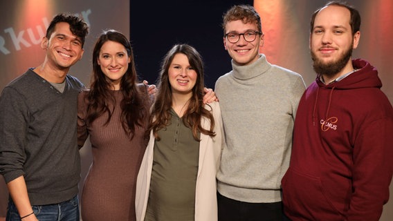 Fünf Personen stehen lächelnd nebeneinander, drei Männer und zwei Frauen. © Franziska Dieckmann / NDR Foto: Franziska Dieckmann / NDR