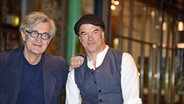 Regisseur und Autor Wim Wenders (links) im Zeise-Kino Hamburg mit Musiker Campino zur Premiere des Dokumentarfilms "Desperado" © imago images / Andreas Lenthe Foto: Andreas Lenthe