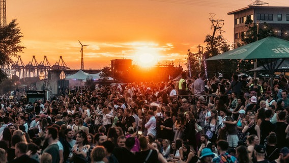 Menschenmenge auf dem MS Dockville im Sonnenuntergang © MS Dockville / Sebastian Madej 