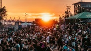 Menschenmenge auf dem MS Dockville im Sonnenuntergang © MS Dockville / Sebastian Madej 