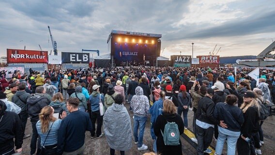 Blick auf eine der Bühnen des Elbjazz-Festivals © picture alliance/dpa | Markus Scholz 