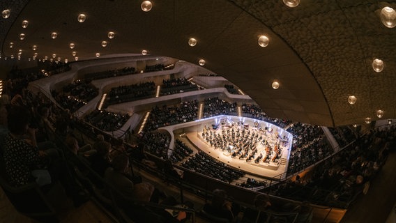Blick aus der Vogelperspektive auf die Bühne des Großen Saals in der Elbphilharmonie Hamburg © Elbphilharmonie Foto: Daniel Dittus